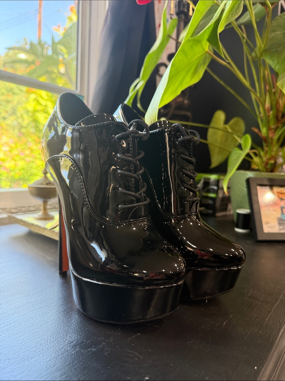 Women’s High Heel Platform Lace-Up Shoe - Black Patent bootie